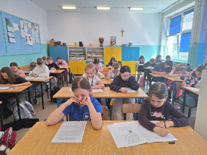Uczniowie piszą test 